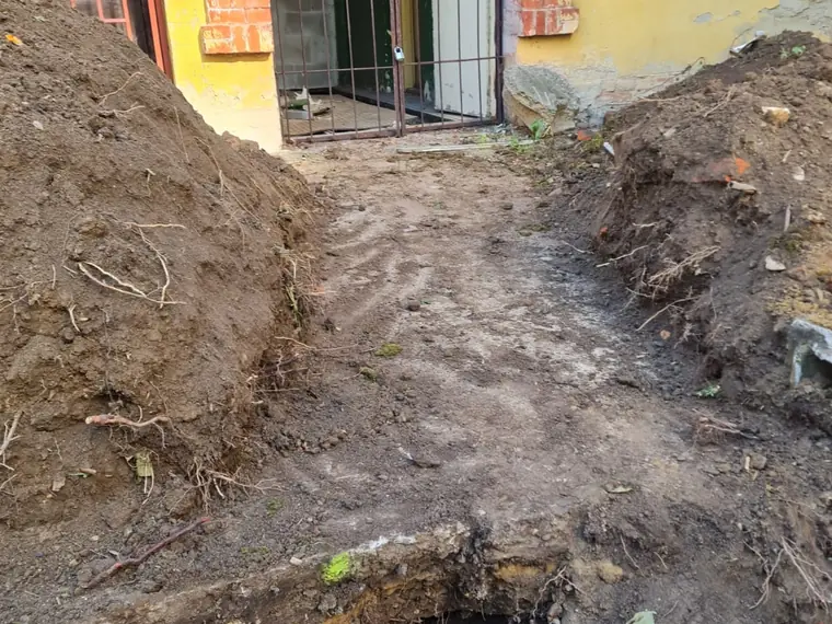 Ručný výkop ryhy pre inžiniersku prípojku — fotka 6