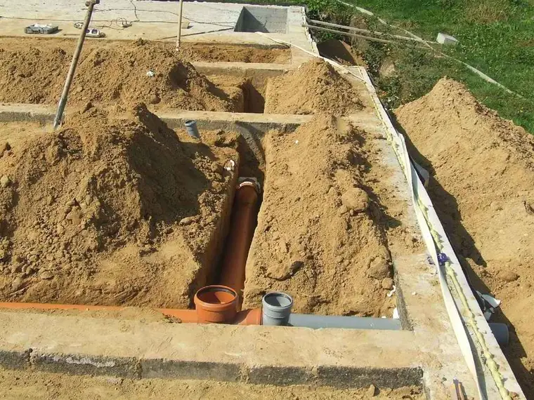 Ručný výkop pre kanalizáciu a vodovodnú prípojku — fotka 5